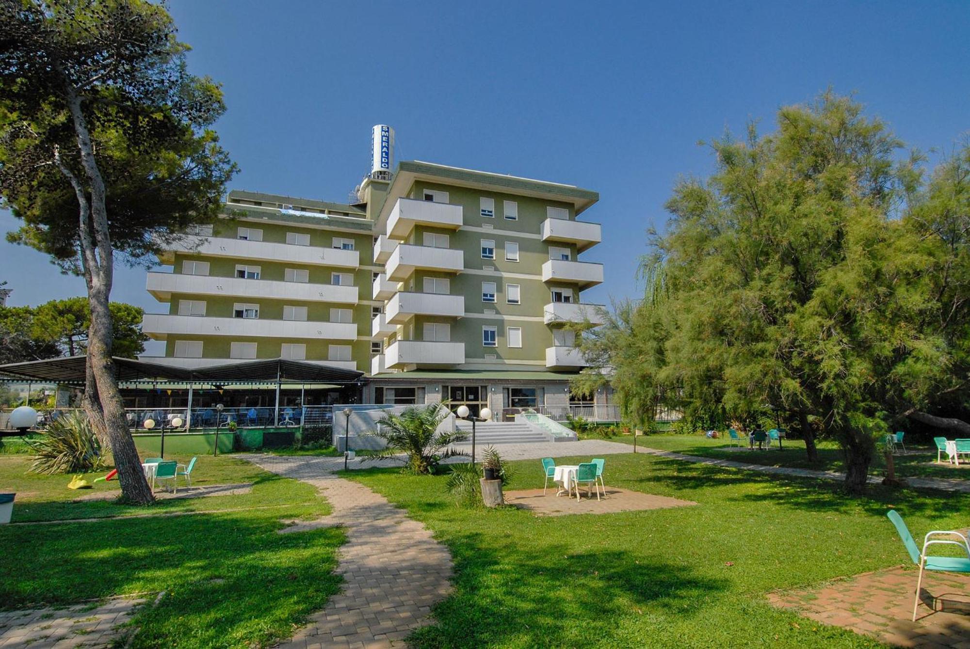 Hotel Smeraldo ジュリアノーヴァ エクステリア 写真